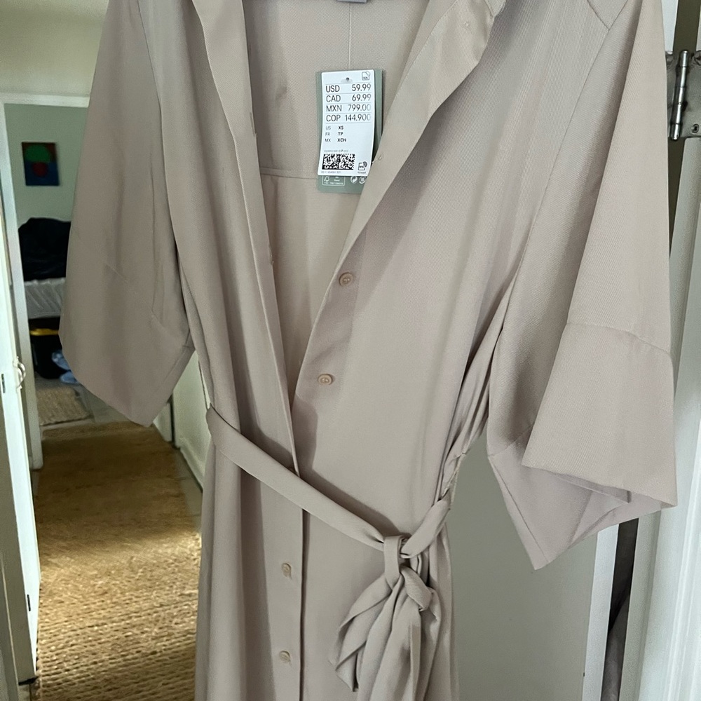 H&M tan dress. Size xs tan crape dress. Button front. Sleeves half way down arm.